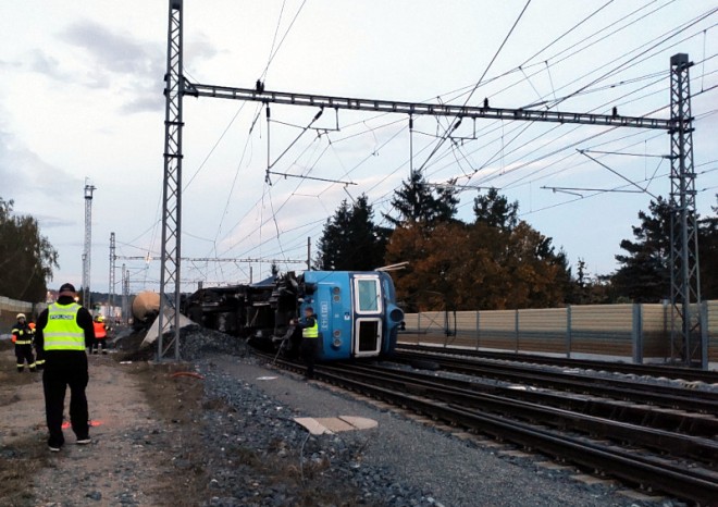 Hasiči z cisteren u Poříčan přečerpají benzen, trať se má otevřít ve středu