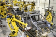 Automobilový průmysl prochází revolucí, v Česku má střední sektorové riziko