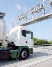 Řidičům kamionů a autobusů se usnadní práce – systém placení mýta v EU se zjednoduší