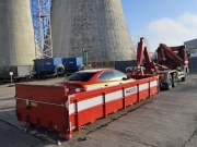 Hasiči jaderných elektráren Dukovany a Temelín dostali kontejnery pro hašení elektromobilů