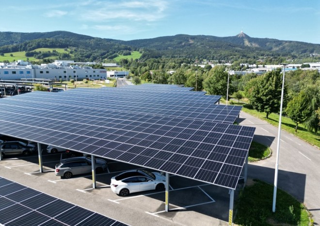 ​V Liberci vyrostl největší carport v Česku, společnost ČEZ ESCO ho postavila pro výrobce autoklimatizací DENSO