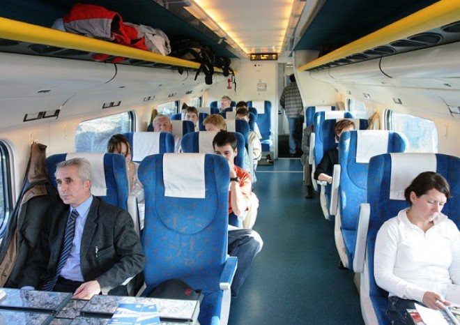 Železnice počtem přepravených osob smazává náskok autobusů