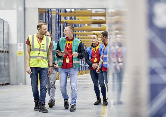 DHL Supply Chain spouští platformu, urychlí implementaci robotů ve skladech