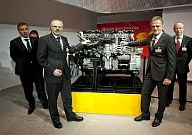 První motor Euro 6 pro těžká nákladní vozidla překvapuje úsporností