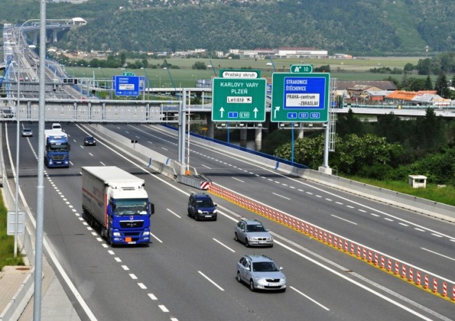 Na Pražském okruhu se možná bude jezdit bez dálniční známky