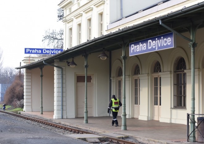Průzkum: cesta na letiště je nepohodlná a pomalá, lidé by ocenili železnici