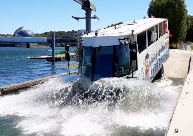 Paříž má novou turistickou atrakci, obojživelné vyhlídkové autobusy