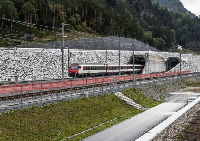 ​Ve Švýcarsku byl plně zprovozněn nejdelší železniční tunel světa