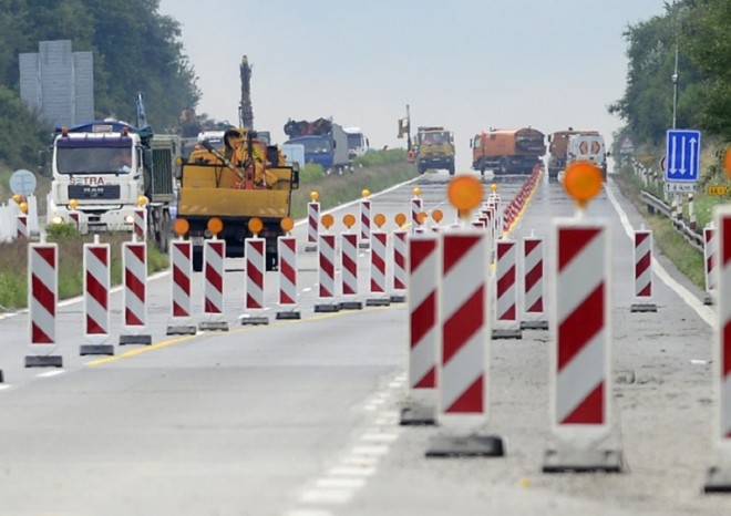Sobotka: Stát by měl krajům přispět i příští rok