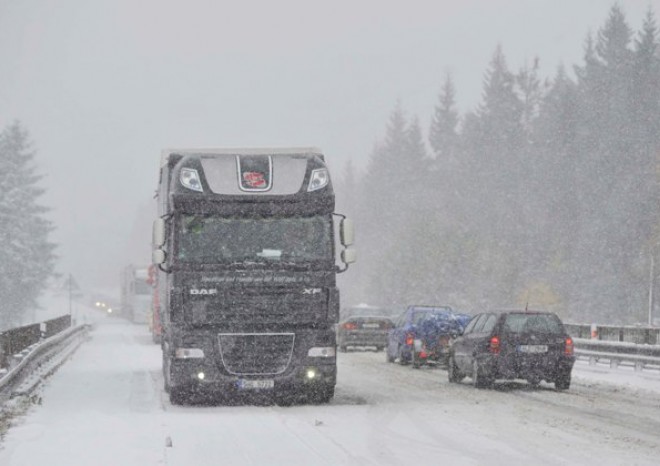 Policie se chystá na kontroly zimní výbavy nákladních aut