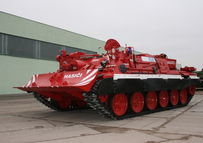 Drážním hasičům začal sloužit další repasovaný vyprošťovací tank