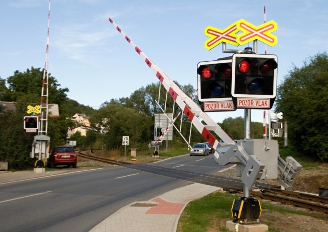 Železniční přejezdy budou hlídat i laserová čidla