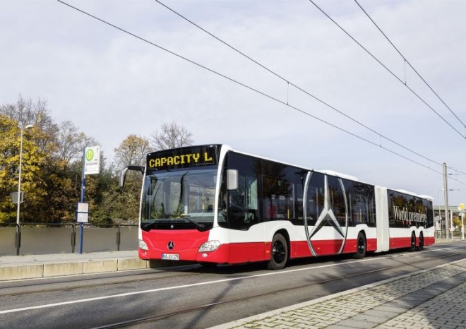 Do ulic vyjíždí velkokapacitní autobus CapaCity L