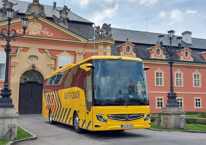 ​Mercedes‑Benz Tourismo Safety Coach se během své cesty po Evropě zastavil i v Praze