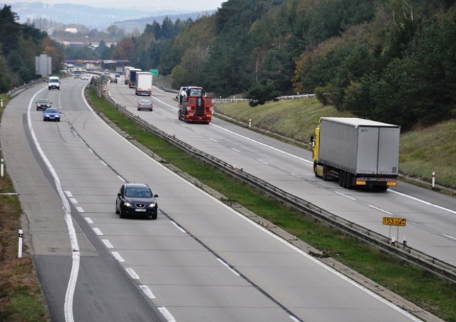 Demolice mostu dočasně zastaví dopravu na dálnici D1