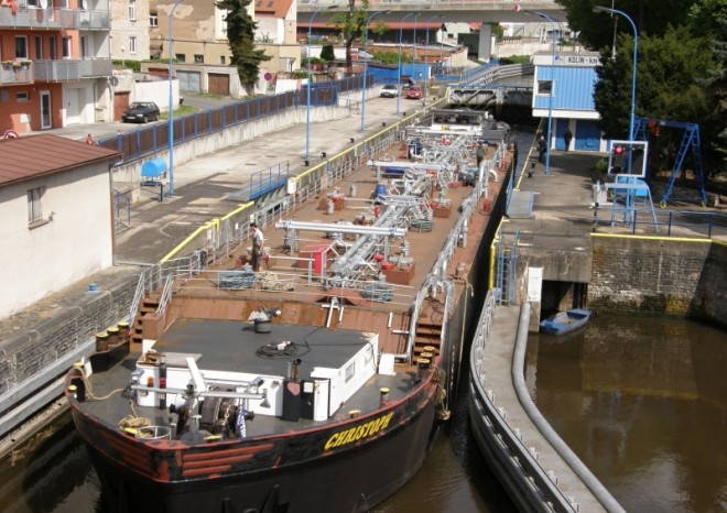 Labskou vodní cestou z Chvaletic proplul obří tanker