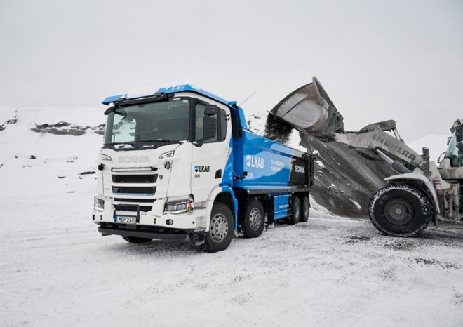 ​Společnosti Scania a LKAB elektrifikují těžbu, nasadily první elektrický sklápěč Scania 8×4