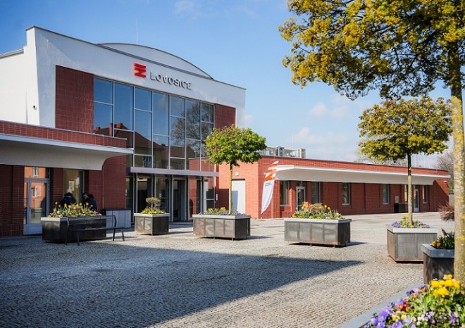 ​SŽ: Po opravě nástupišť se v Lovosicích otevírá nádražní budova