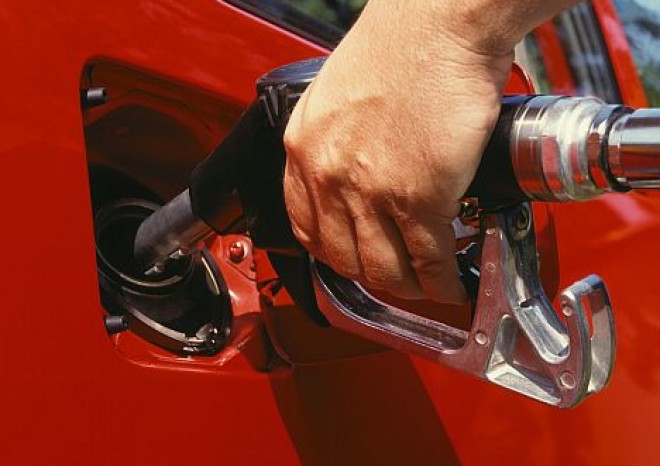 Drahá nafta nutí dopravce tankovat v zahraničí