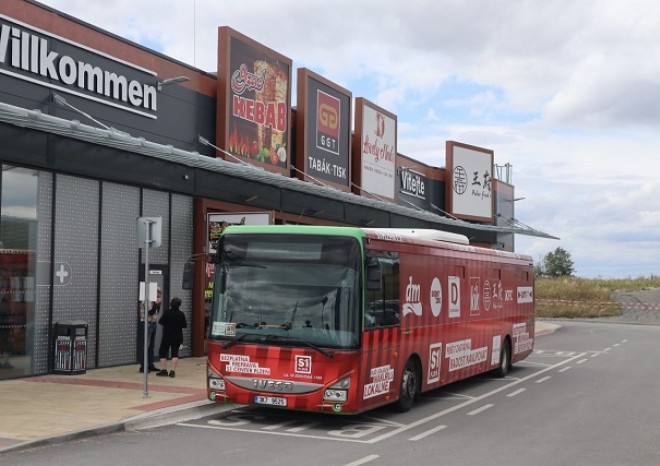 ​Bezplatná autobusová linka S1 spojila střed Plzně s nákupním centrem na severním okraji města