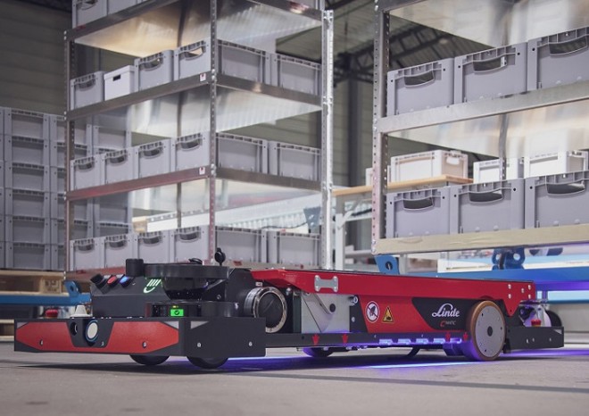 Inteligentní transportní roboti Linde C-MATIC HP optimalizují tok materiálu ve skladu