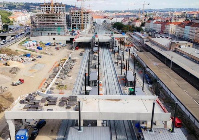​Práce na modernizaci nádraží na Smíchově postupují, nástupiště se mění před očima