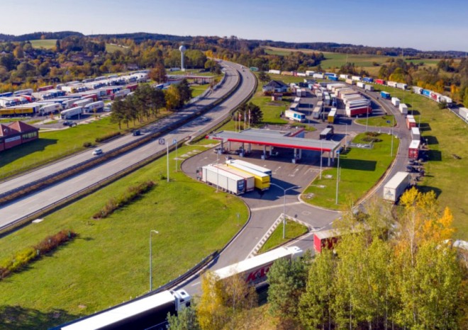 Řidiči nemají kde odstavit kamiony na povinnou pauzu, riskují pokutu