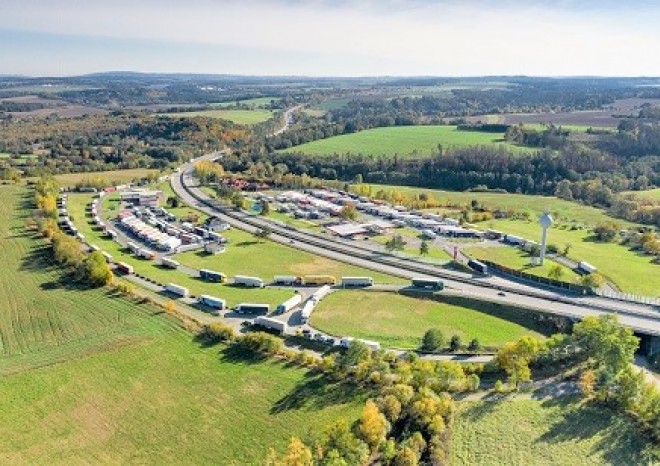 ​Na dálnicích v ČR chybí 1500 míst pro kamiony, nejméně 900 jich má přibýt