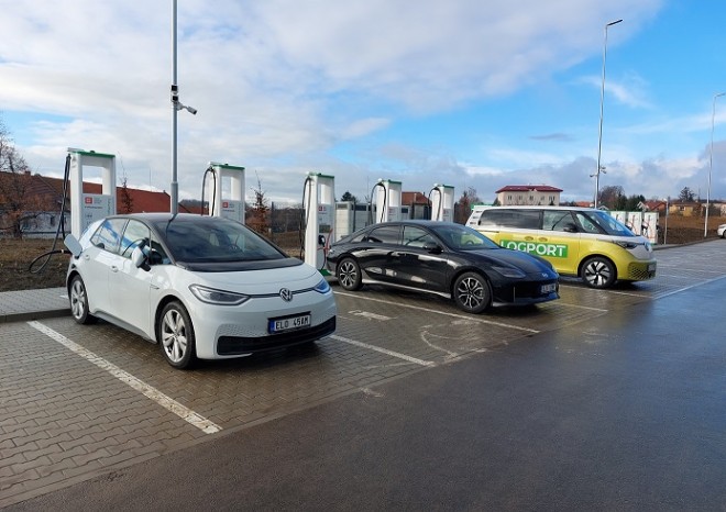 ​Dobíjecí síť pro elektromobily se loni rozrostla o stovky stanic, vzrostl i provoz