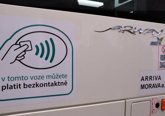 ​Platby bezkontaktními kartami v autobusech se rozšiřují na Příbramsko