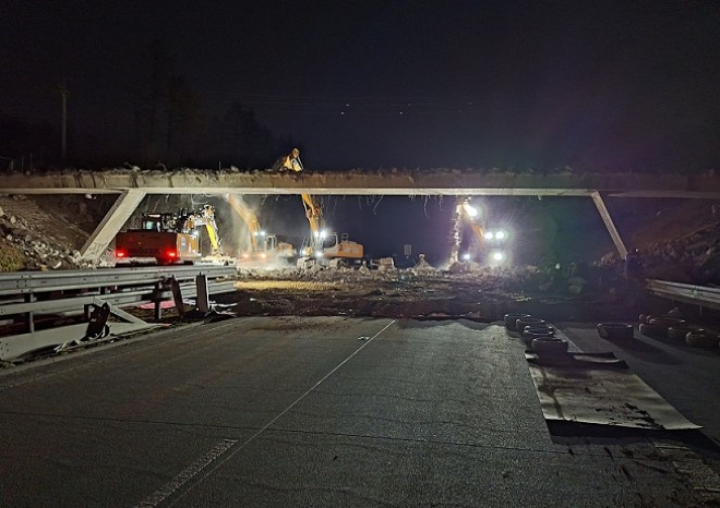 ​ŘSD dokončilo demolici nadjezdu na dálnici D1 u Řehořova